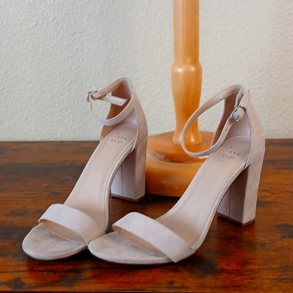 Firm $$ A new day thick heel cream color 9.5 - Picture 1 of 7